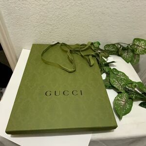 Limited Edition Green Textured Foliage/Paisley Design Gift Box!